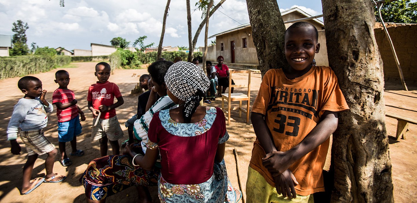 Die Kinder des Dorfes wachsen in einem neuem Ruanda auf, in dem die Menschen sagen, sie seien Ruander, nicht Hutu oder Tutsi.