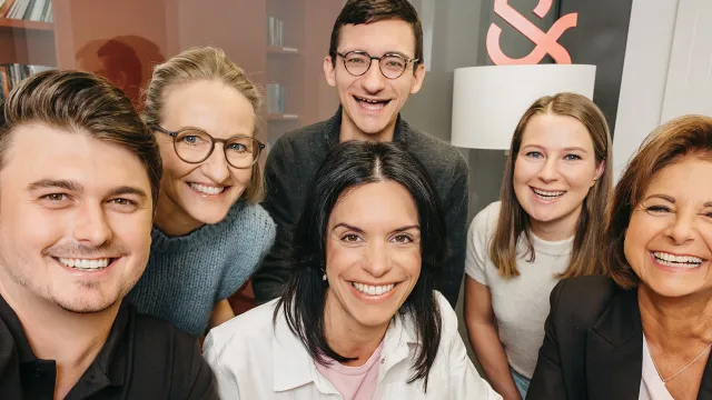 Mitarbeiter:innen der Stiftung lachen in die Kamera