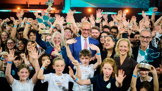 Die Gewinnerschule des Deutschen Schulpreises 2026 jubelt auf der Bühne mit Bundeskanzler Friedrich Merz