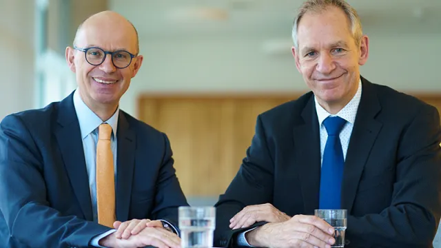 Links im Bild sitzt der Geschäftsführer der Robert Bosch Stiftung Bernhard Straub und rechts im Bild Mark Dominik Alscher, Geschäftsführer des Bosch Health Campus.
