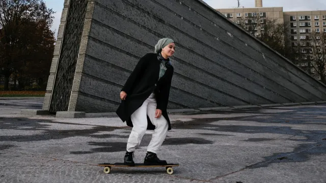 [DE Copy] Skateboarderin mit Kopftuch_Matuschik_1600x900_0.jpg