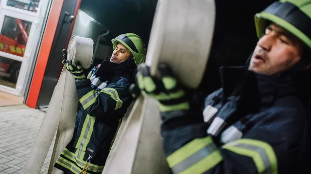 Feuerwehrmänner_Integration_Credits Julius Matuschik_1600x900.jpg