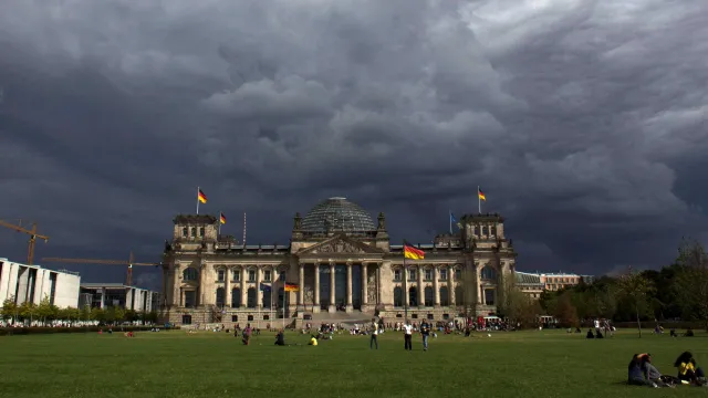 Reichstag in Berlin_Credits Markus Schreiber-picture alliance-AP Photo_1600x900.jpg
