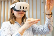 Patientin mit VR-Brille im BHC-Showroom