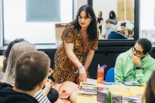 Ein Workshop bei der Veranstaltung republica: Menschen sitzen und stehen an einem Tisch und diskutieren. 