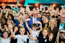 Die Gewinnerschule des Deutschen Schulpreises 2026 jubelt auf der Bühne mit Bundeskanzler Friedrich Merz