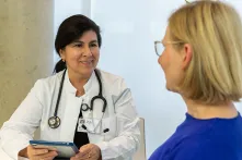 Dr. Winkler sitzt einer Patientin gegenüber.
