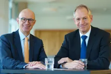Links im Bild sitzt der Geschäftsführer der Robert Bosch Stiftung Bernhard Straub und rechts im Bild Mark Dominik Alscher, Geschäftsführer des Bosch Health Campus.