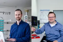 Links im Bild sitzt der Fellow Frank Bastian an seinem Arbeitsplatz. Rechts im Bild steht der Fellow Moritz Fuchs in einem Behandlungsraum.