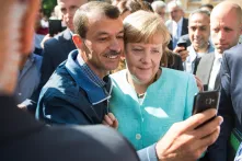 Geflüchteter_Selfie mit Merkel_2015_Credits Bernd von Jutrczenka-dpa_800x600.jpg