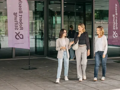 Zwei Mitarbeiterinnen vor dem Bosch Haus Heidehof
