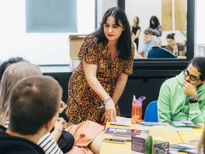 Ein Workshop bei der Veranstaltung republica: Menschen sitzen und stehen an einem Tisch und diskutieren. 