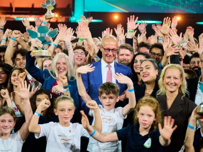 Die Gewinnerschule des Deutschen Schulpreises 2026 jubelt auf der Bühne mit Bundeskanzler Friedrich Merz