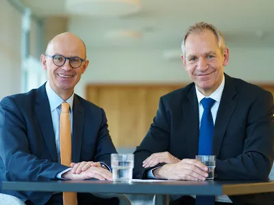 Links im Bild sitzt der Geschäftsführer der Robert Bosch Stiftung Bernhard Straub und rechts im Bild Mark Dominik Alscher, Geschäftsführer des Bosch Health Campus.