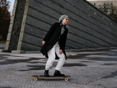 Skateboarderin mit Kopftuch