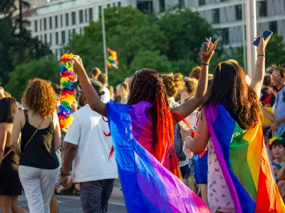 Demonstration für queere Vielfalt-Al More-Shutterstock-800x600.jpg