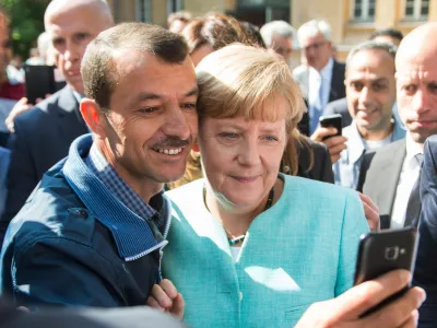 [DE Copy] Geflüchteter-Selfie mit Merkel 2015-Bernd von Jutrczenka-dpa_1600x900.jpg