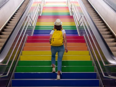 Mensch auf Treppe mit Pride Farben_1600x900.jpg