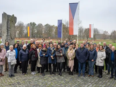 Teilnehmer:innen von Common Ground unter verschiedenen Länderflaggen
