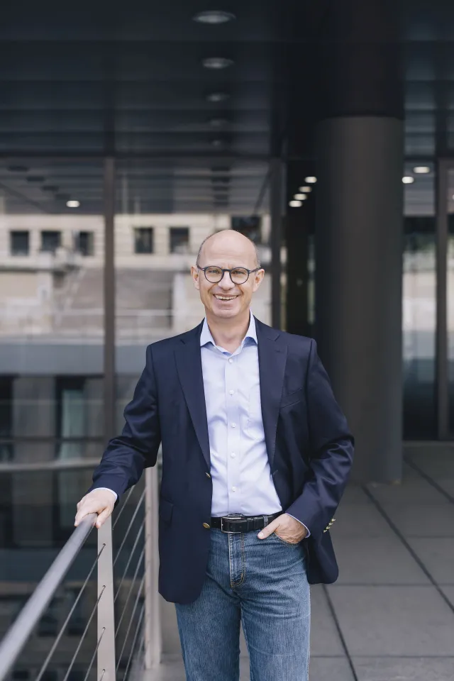 Dr. Bernhard Straub