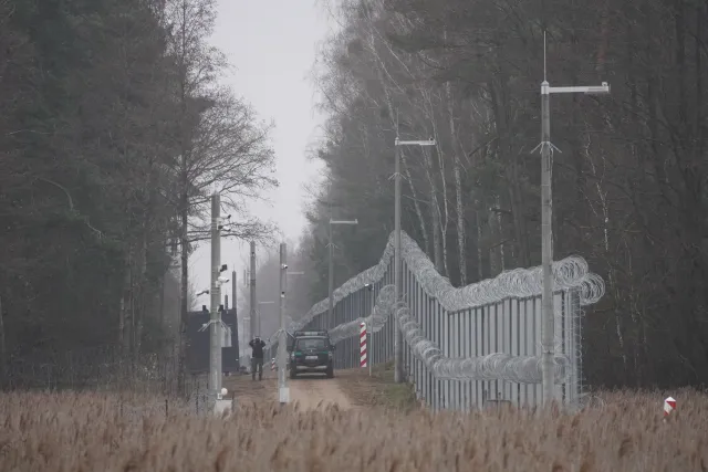 Grenzzaun im Wald zwischen Polen und Belarus