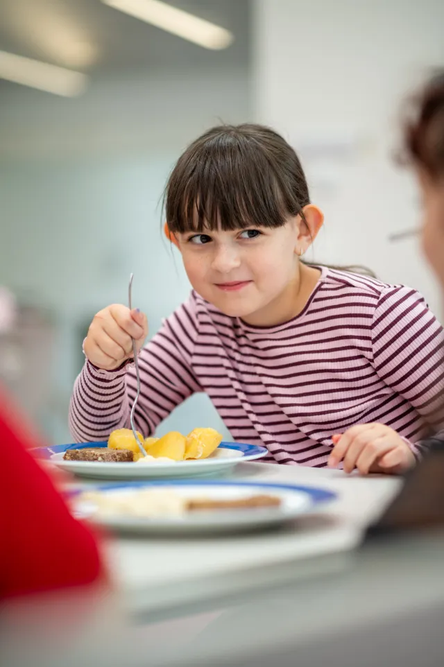 Mädchen am Tisch in einer Schulkantine
