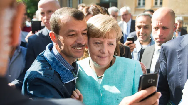 Geflüchteter-Selfie mit Merkel 2015-Bernd von Jutrczenka-dpa_1600x900.jpg
