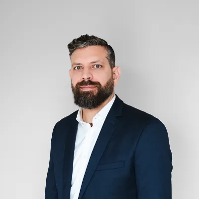 Mateja_Horvat_headshot_054_800px.png
