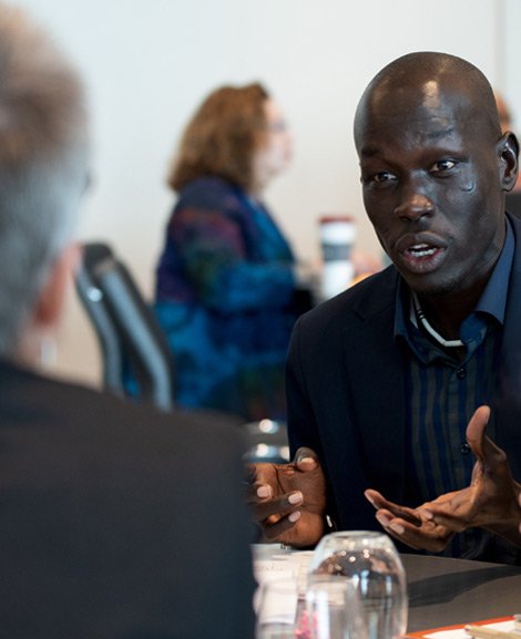 Konferenzteilnehmer im Gespräch zur Friedensbildung