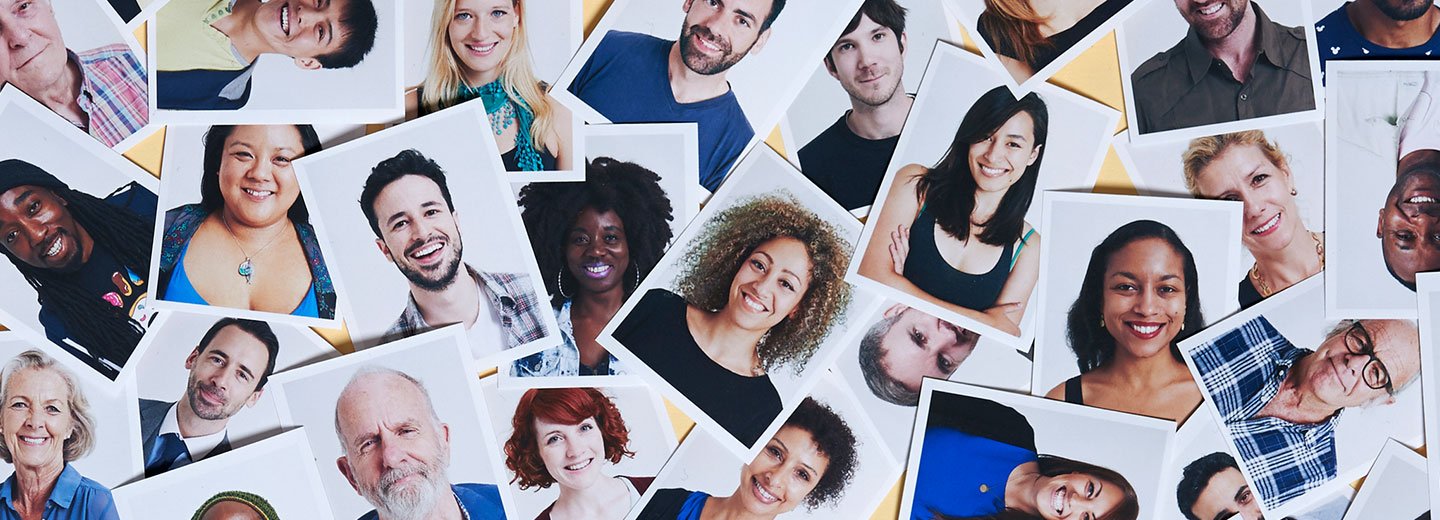 Portraitfotos von ganz unterschiedlichen Menschen liegen durcheinander