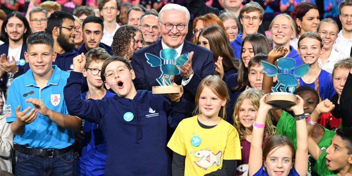 Bundespräsident Frank-Walter Steinmeier inmitten von Schüler:innen der sechs Preisträgerschulen des Deutschen Schulpreises 2023 