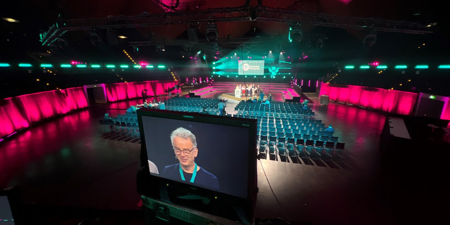 Lars Rettberg im Monitor bei den Proben für die Preisverleihung