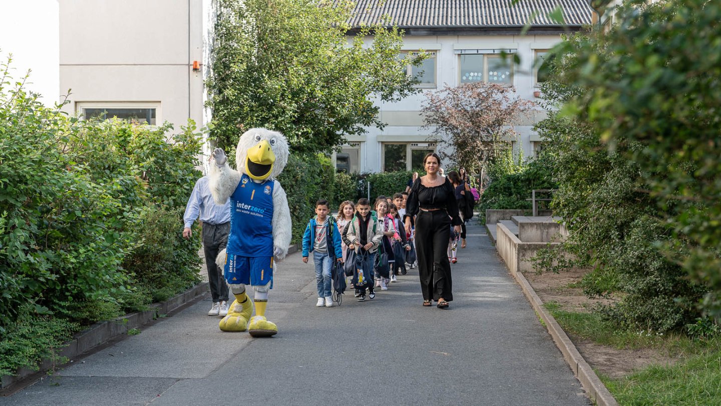 The ALBA BERLIN mascot picks up day-care centre children