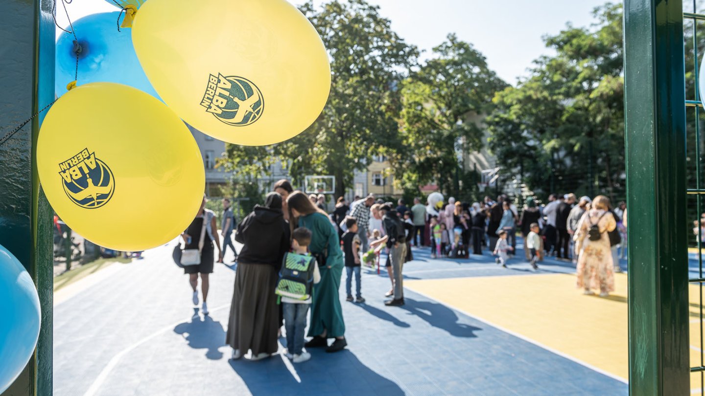 Alba Berlin balloons hanging at the gate of the basketball court