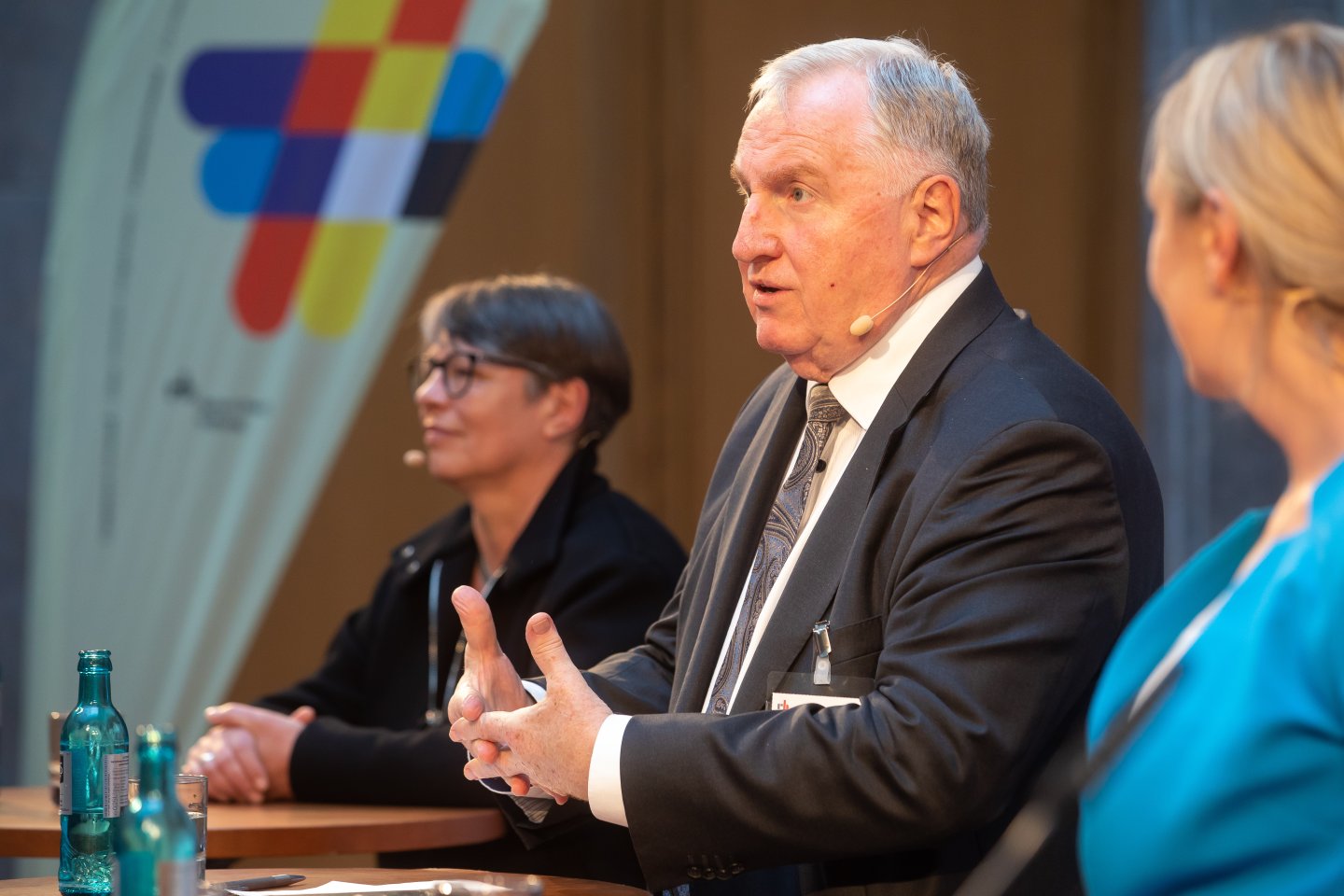 Podiumsdiskussion. Zu sehen sind Staatssekretärin Dr. Gesine Märtens, Karl-Heinz Lambertz und Vanessa Edmeier.