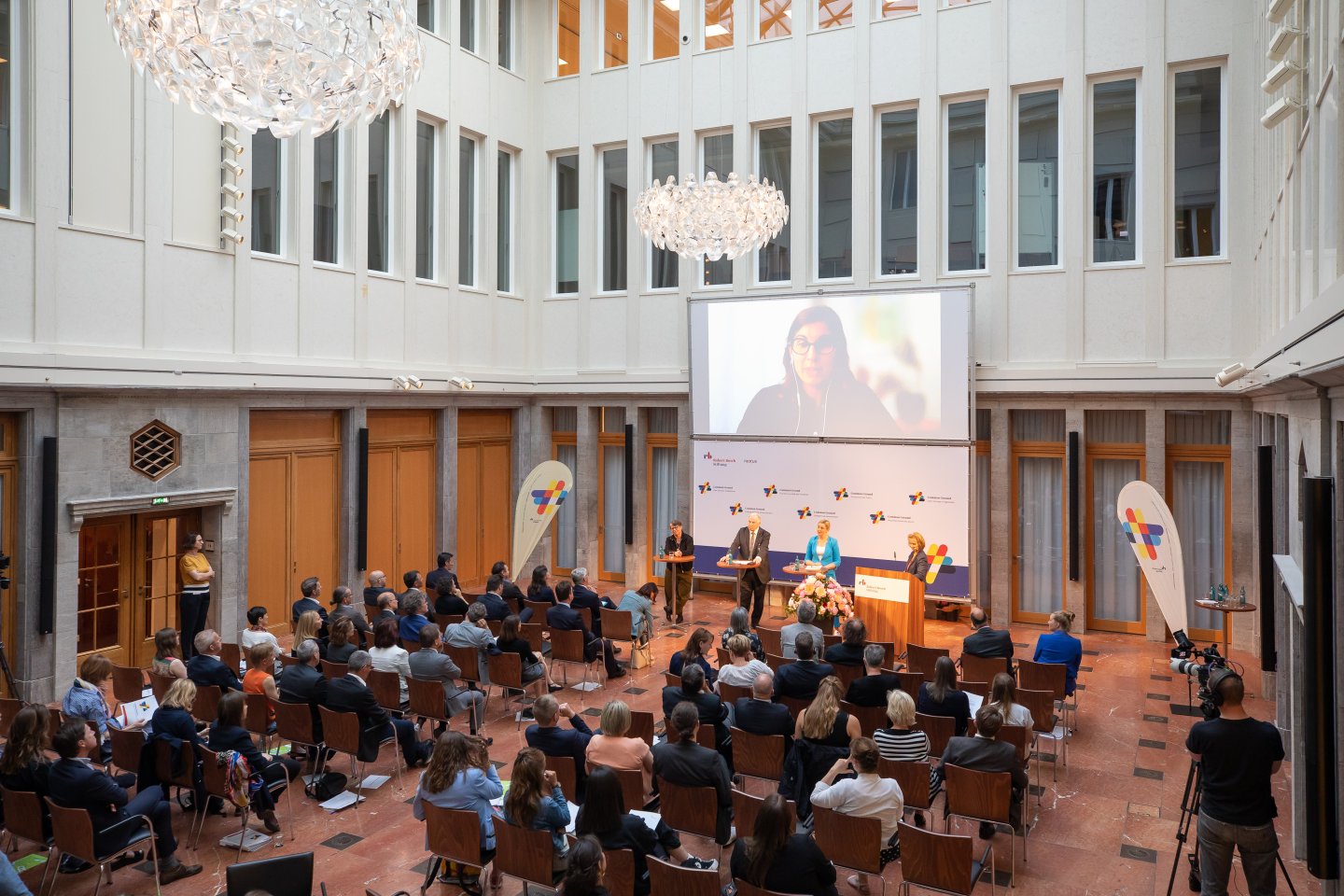 Auftaktveranstaltung Common Ground - Ansicht der Podiumsdiskussion von oben