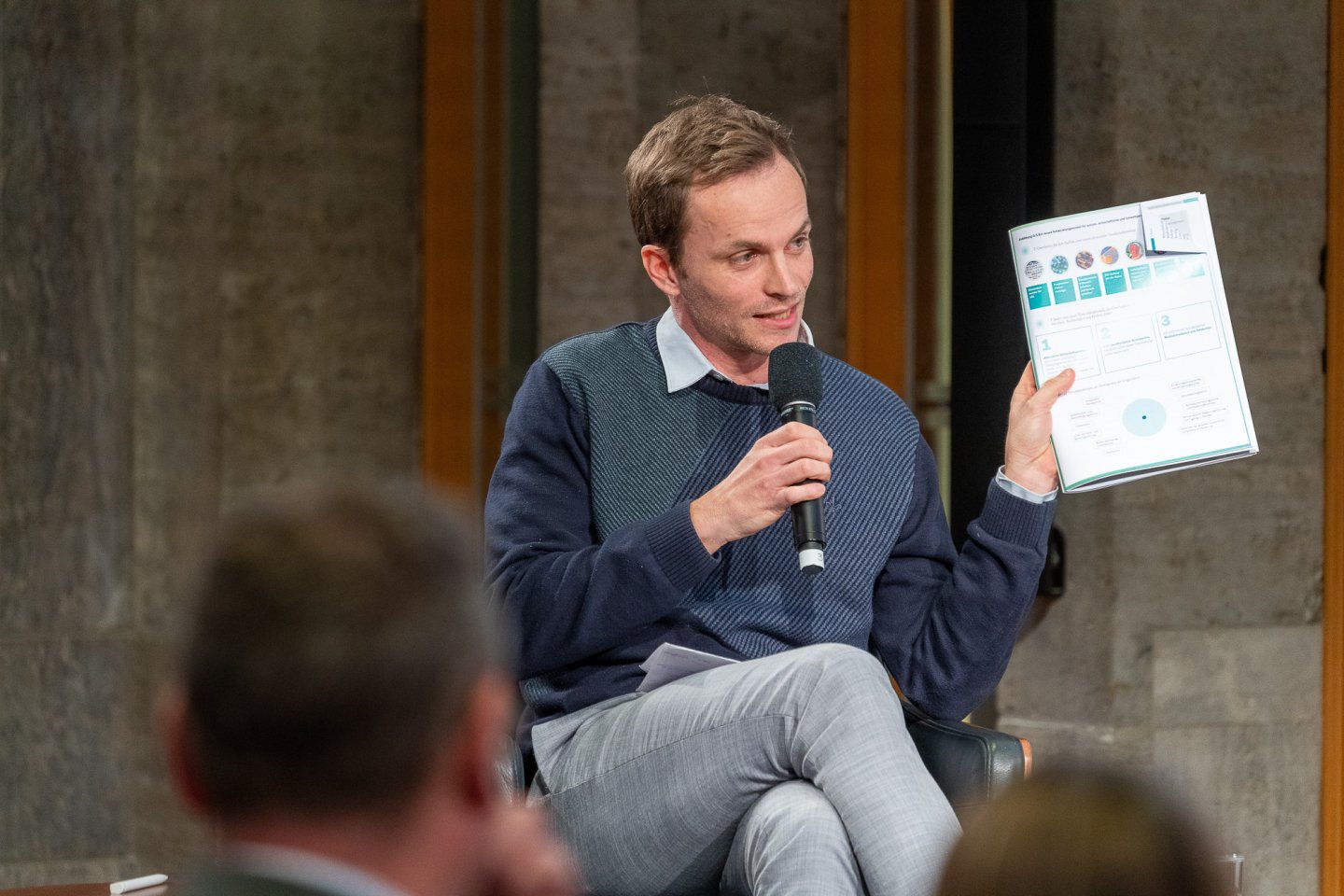 Christoph Trautvetter argumentiert auf der Grundlage des Berichts, der in seiner Hand liegt