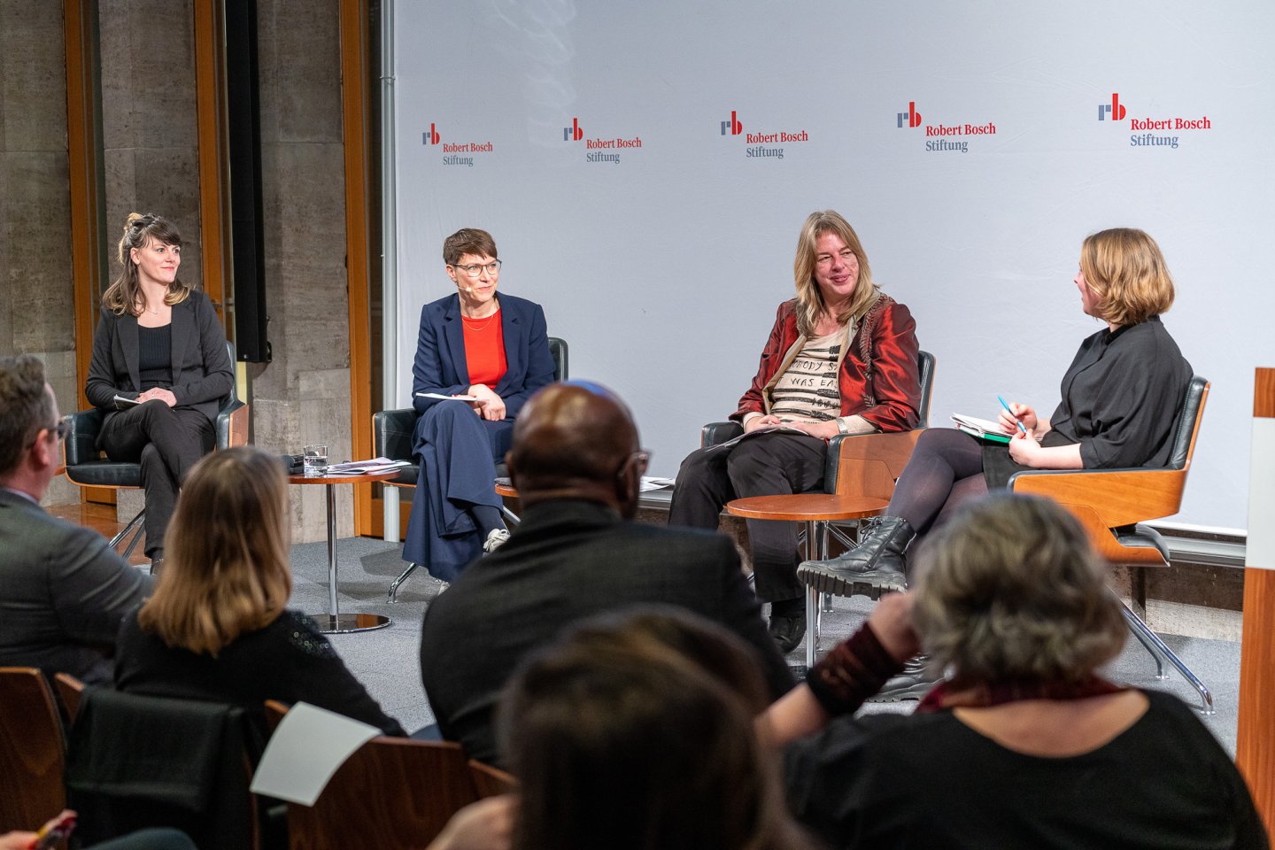 Feline Tecklenburg, Ellen Ehmke, Isabell Kempf, Denise Loop sind auf der Bühne und diskutieren über Pflegearbeit